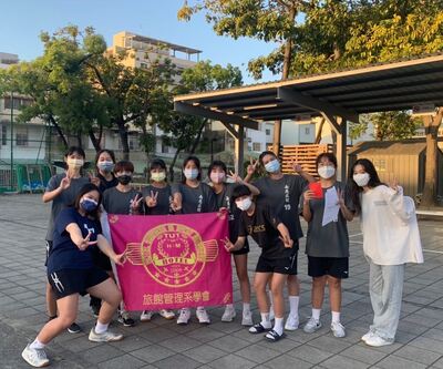 恭喜旅館女排勇奪111學年度新生盃排球賽冠軍