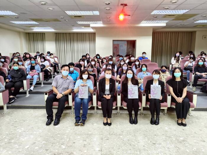 November 8-9, 2021 The Department of Health and Leisure Management held a series of lectures on how to cultivate qualified internsImage